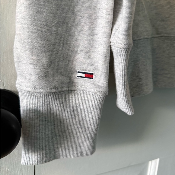Tommy Hilfiger - Tommy Jeans Women's Light Gray Crew Neck Sweatshirt - NWT - Picture 6 of 8